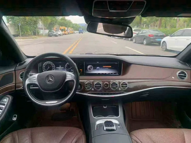 奔驰S 后面外观一