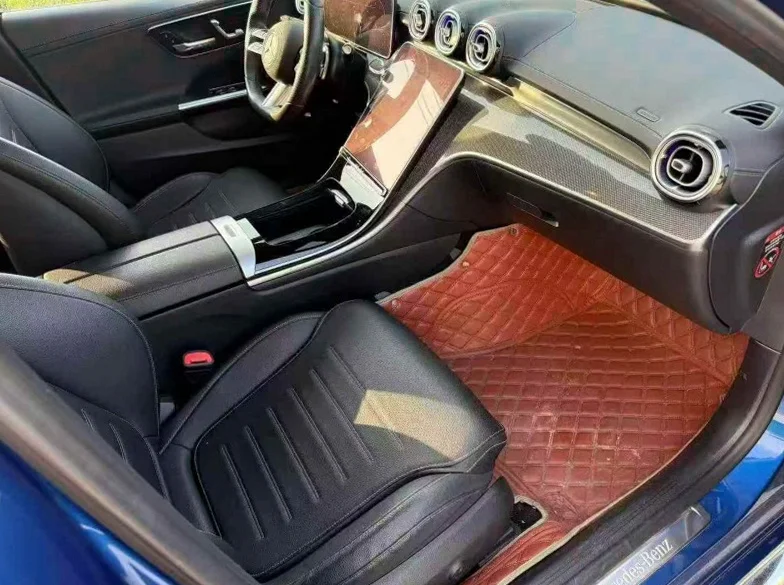 奔驰C 后面外观一