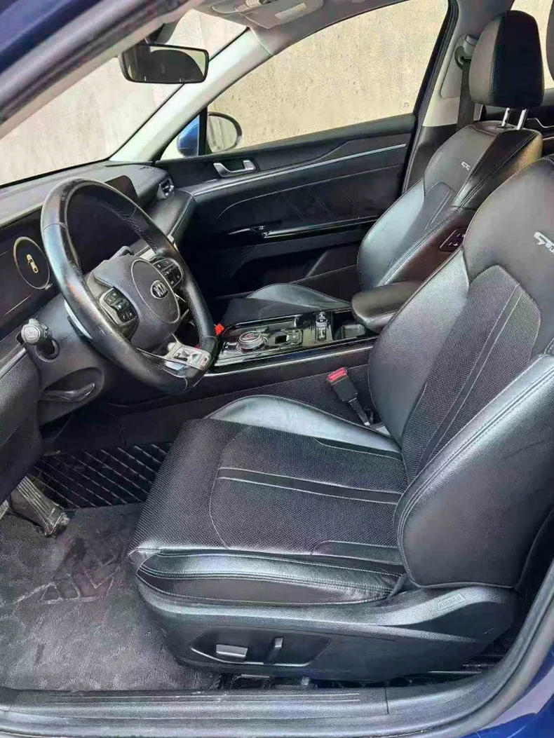 起亚K5凯酷 后面外观一