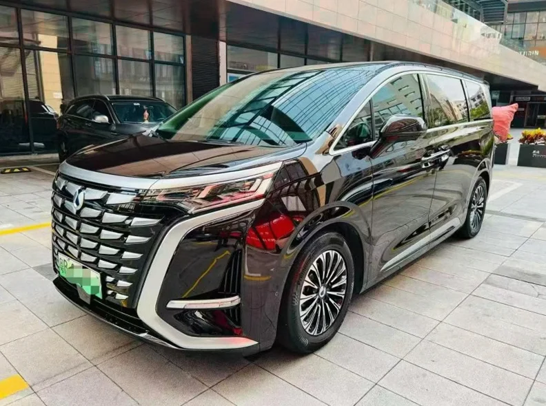 腾势D9 正面外观三