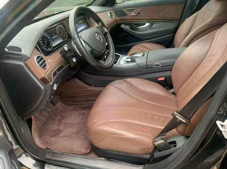 奔驰S 后面外观三