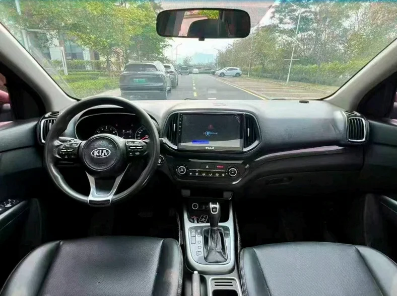 起亚KX3 内饰后排