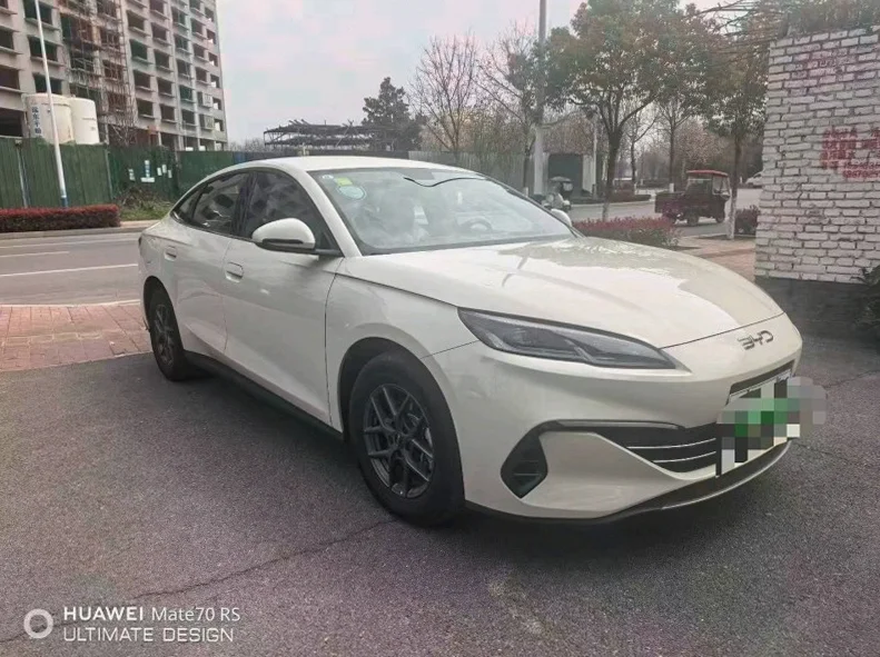 比亚迪海豹 正面外观二