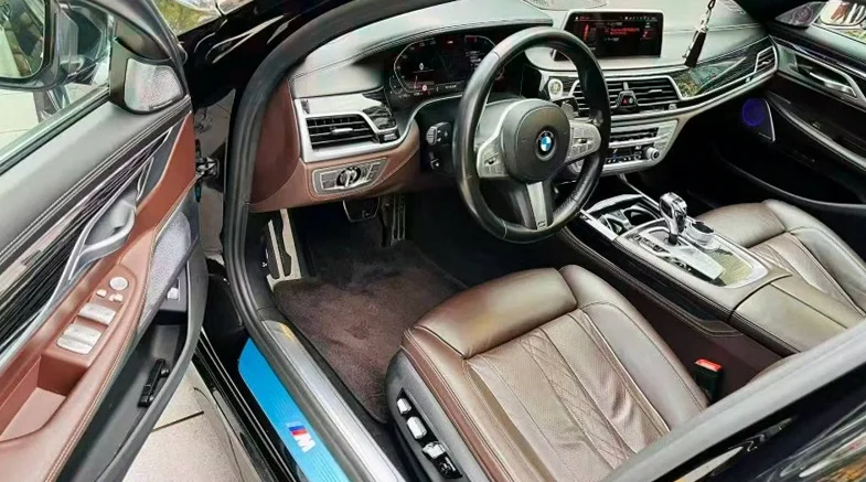 宝马7系 后面外观一