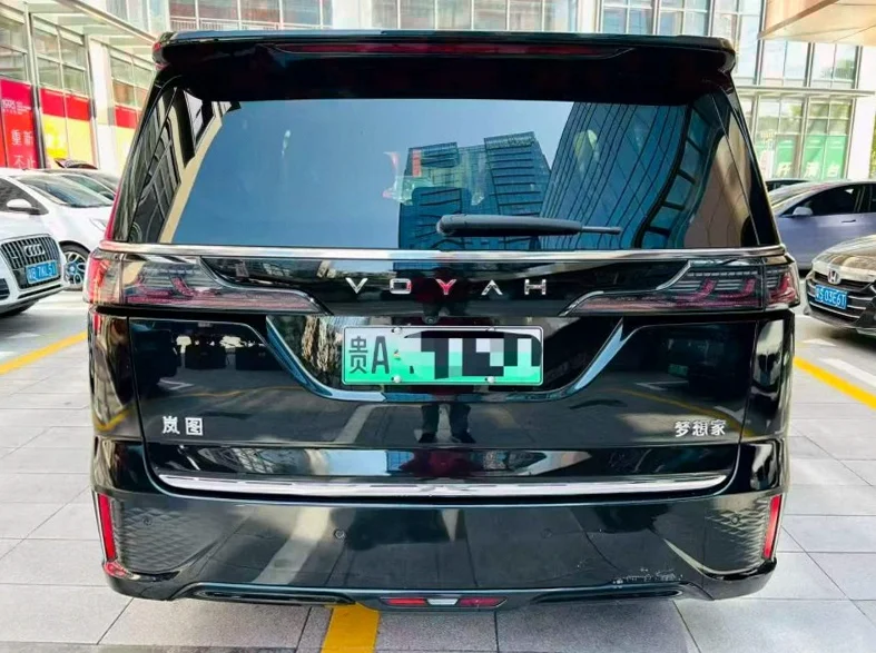 岚图汽车梦想家 驾驶室