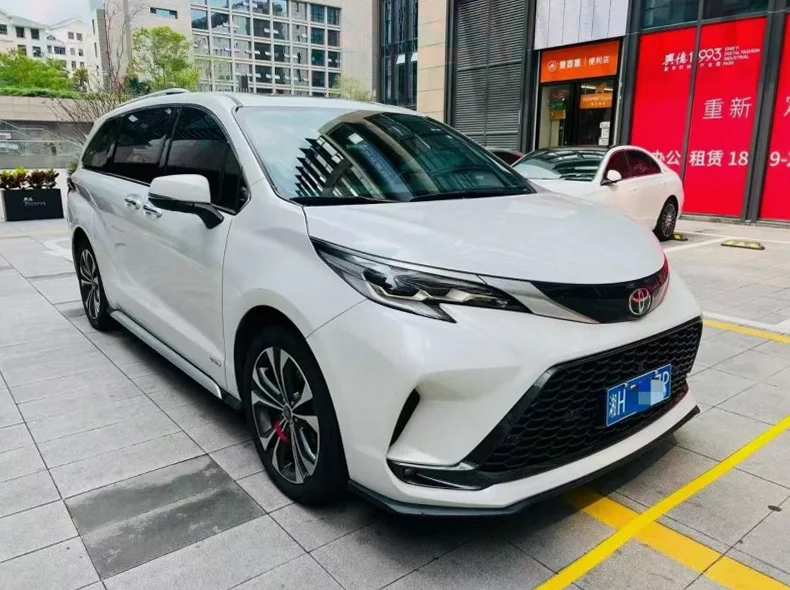 丰田塞纳 正面外观二