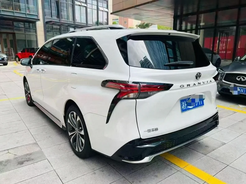 丰田塞纳 内饰前排