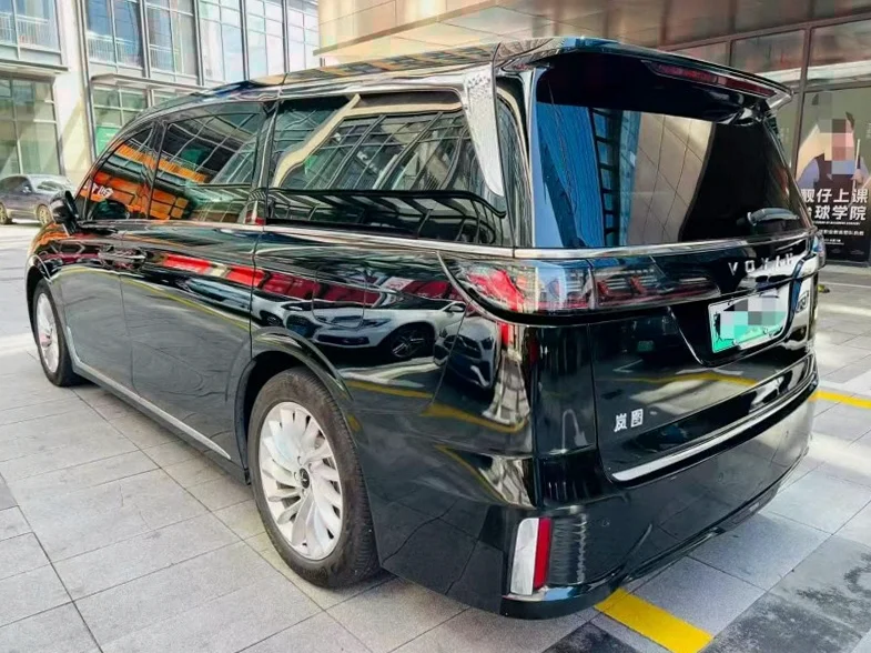 岚图汽车梦想家 内饰后排