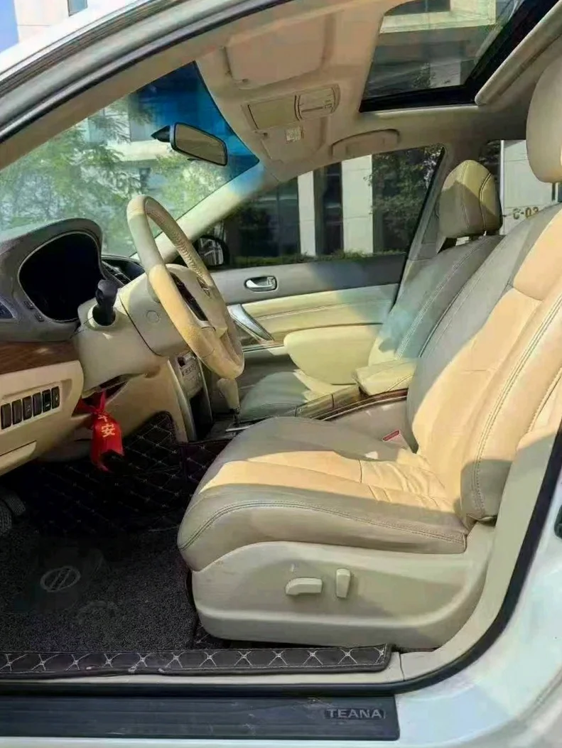 日产天籁 后面外观一