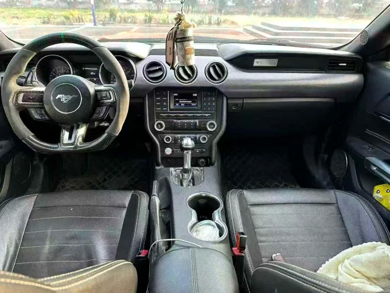 福特野马 后面外观一