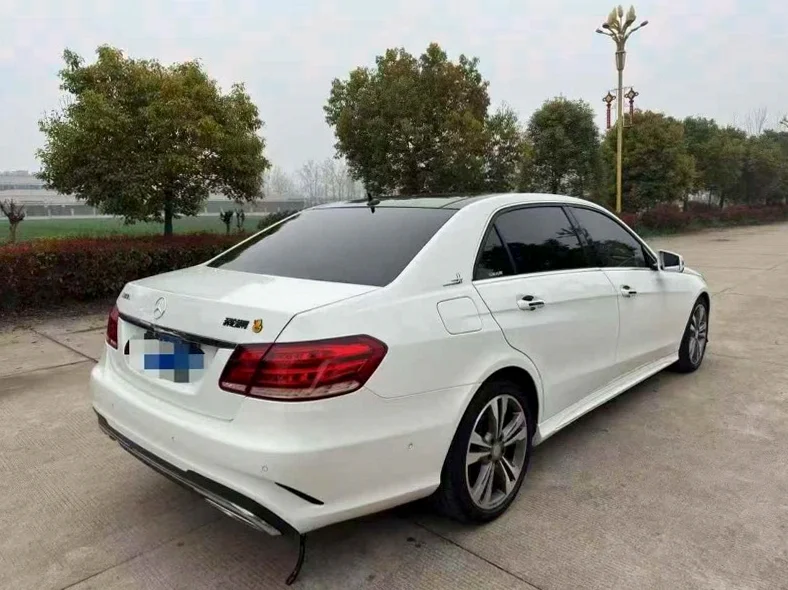 奔驰E 内饰后排