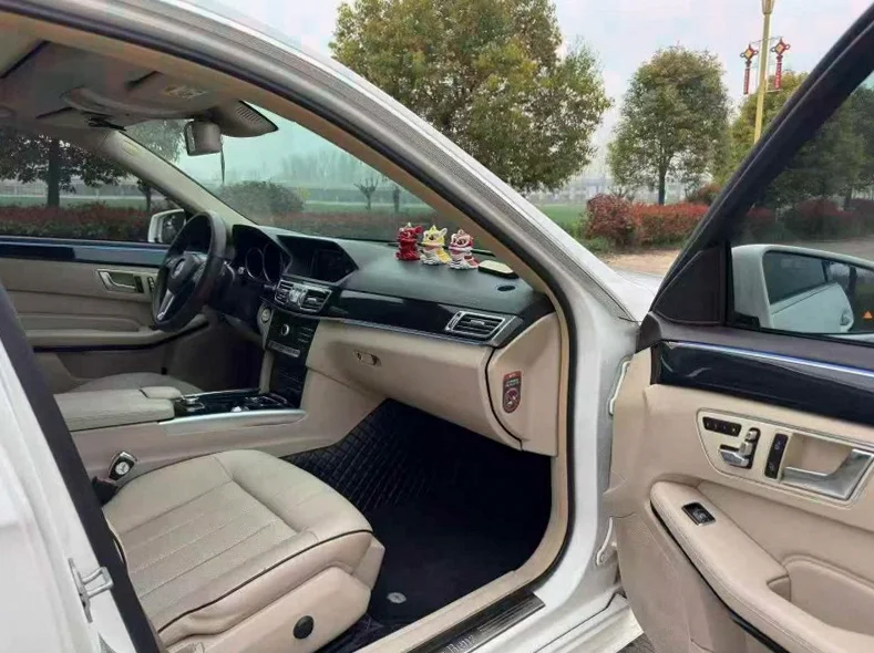 奔驰E 后面外观一