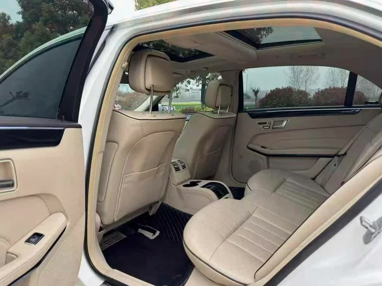 奔驰E 后面外观二