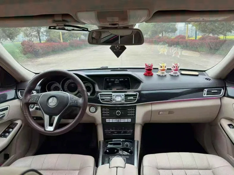 奔驰E 内饰前排