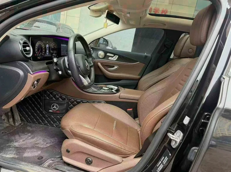 奔驰E 后面外观一