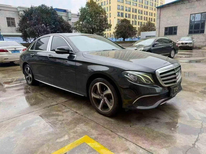 奔驰E 正面外观二