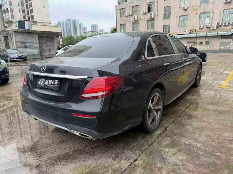 奔驰E 内饰前排