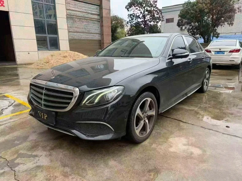 奔驰E 正面外观三