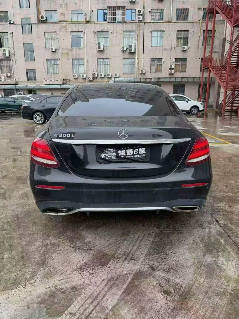 奔驰E 内饰后排