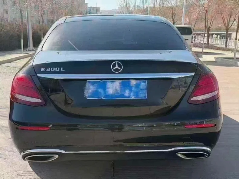 奔驰E 内饰后排