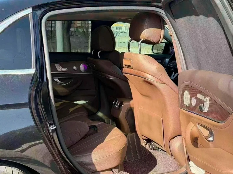 奔驰E 正面外观三