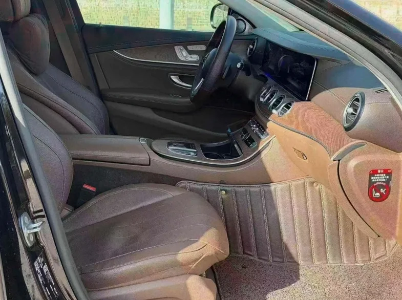 奔驰E 后面外观二