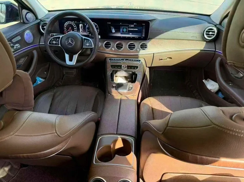 奔驰E 后面外观一