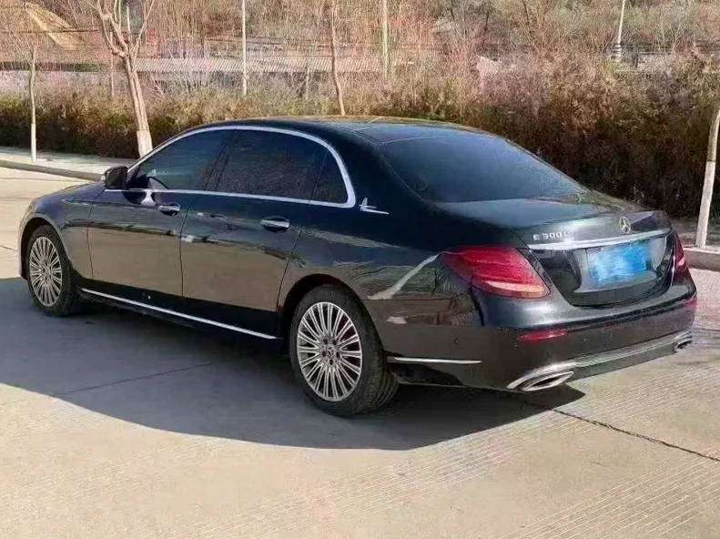 奔驰E 后面外观三