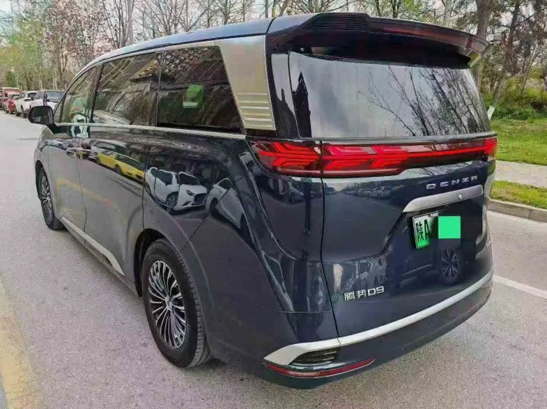 腾势D9 内饰前排