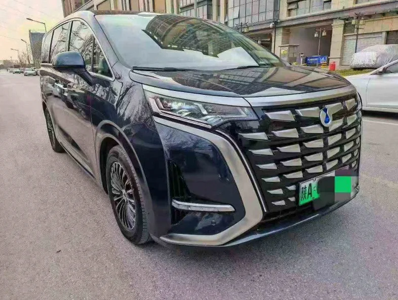 腾势D9 正面外观三