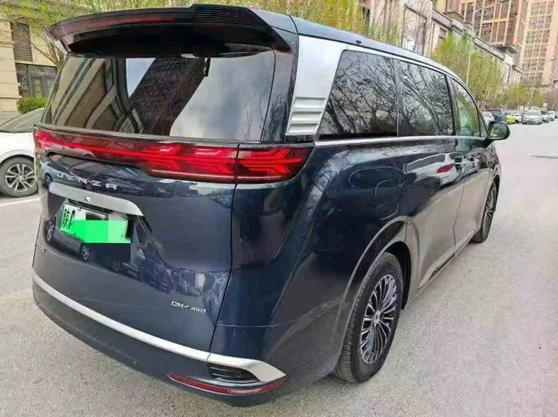 腾势D9 内饰后排