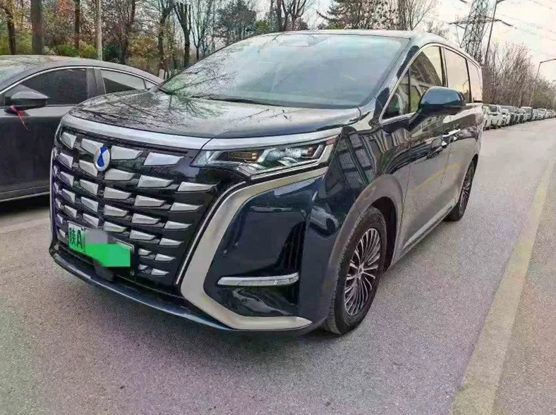 腾势D9 正面外观二