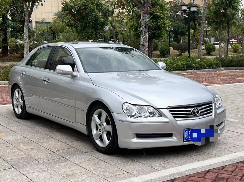 丰田锐志 正面外观二