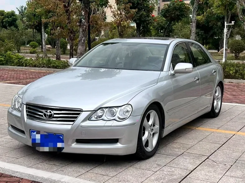 丰田锐志 正面外观三