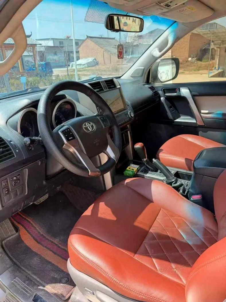 丰田普拉多 后面外观一