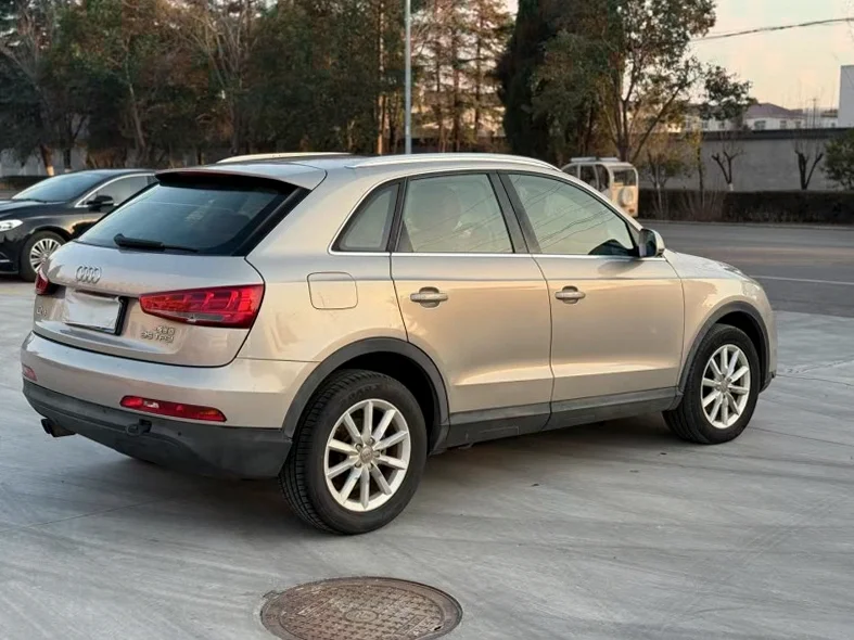 奥迪Q3 内饰前排