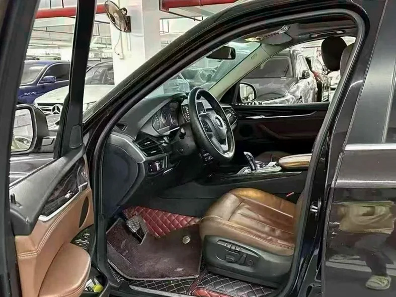 宝马X5 后面外观一