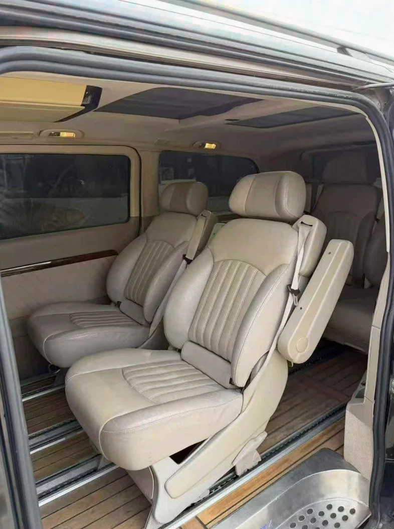 奔驰唯雅诺 后面外观三