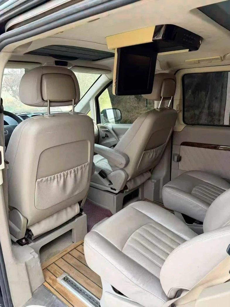 奔驰唯雅诺 正面外观三