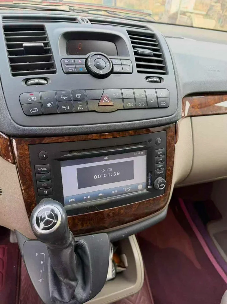 奔驰唯雅诺 后面外观一