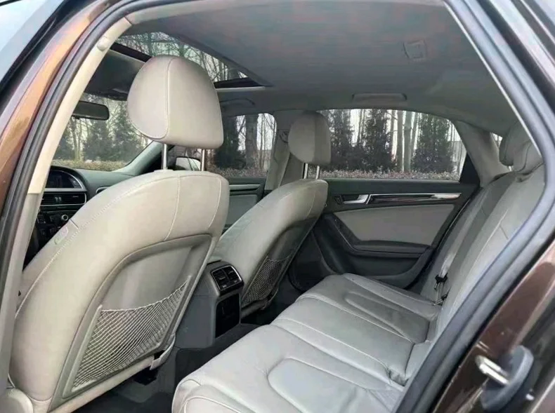 奥迪A4L 内饰后排