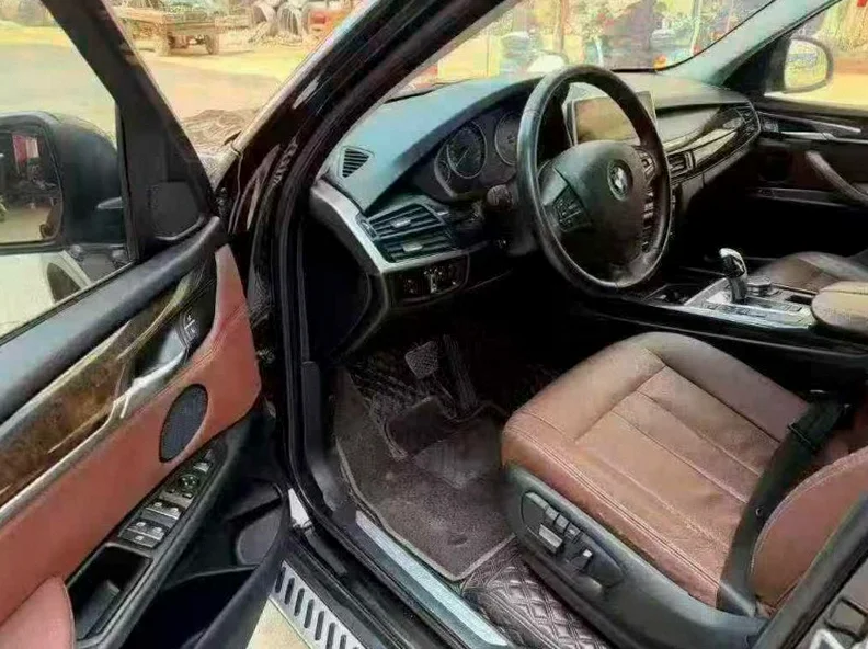 宝马X5 后面外观一