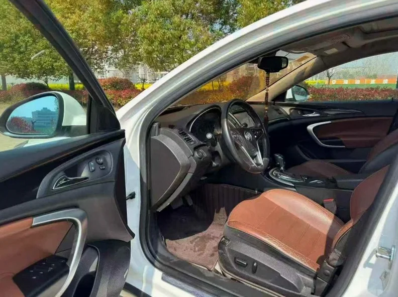 别克君威 后面外观一