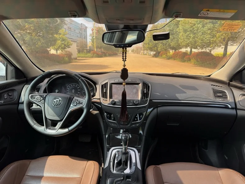 别克君威 驾驶室