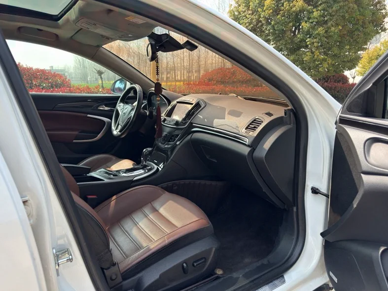 别克君威 内饰后排