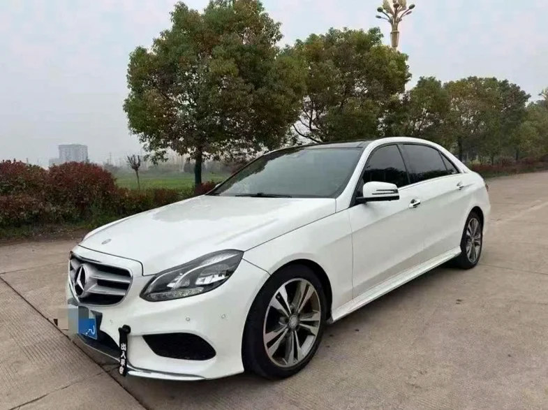 奔驰E 正面外观二