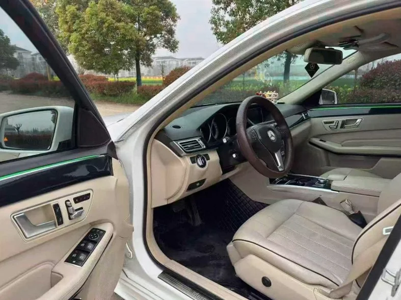 奔驰E 后面外观一