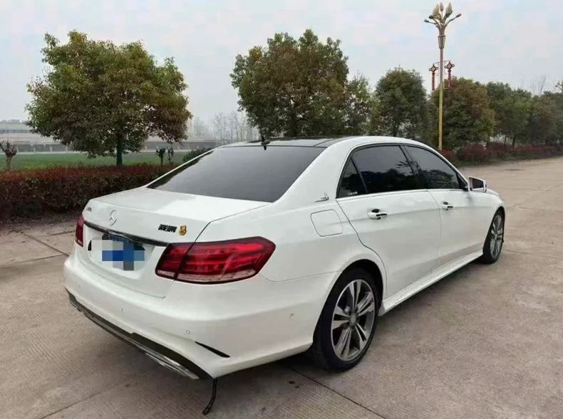 奔驰E 内饰后排