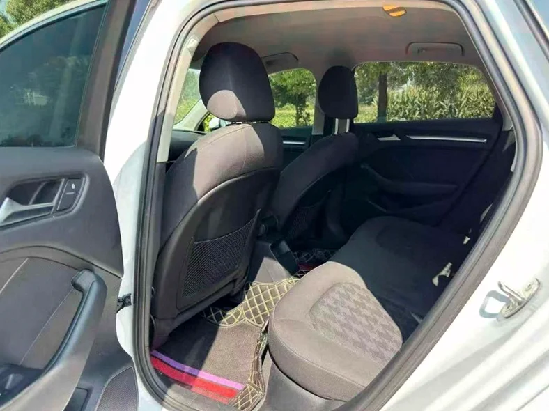 奥迪A3 内饰后排