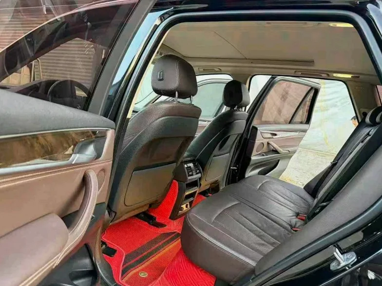 宝马X5 后面外观一